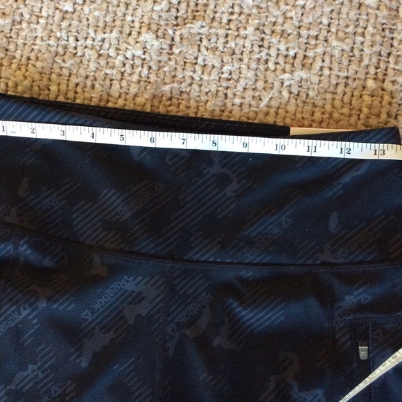 NEW Ladies 7/8 Reebok Leggings | Size Medium | Black and Grey Logo | 2 Pockets - Picture 10 of 14